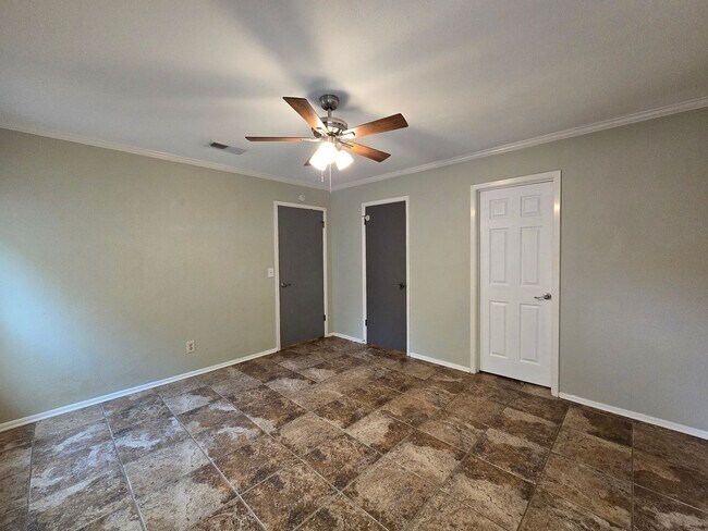 Building Photo - 1.5 Miles to Gruene / Fridge, Washer & Dryer Included / 2 Living Areas / Tons of Space / No Carpe...