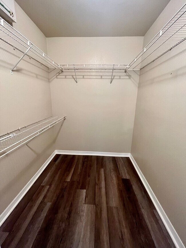 Building Photo - 3/2 unit available now for an annual lease