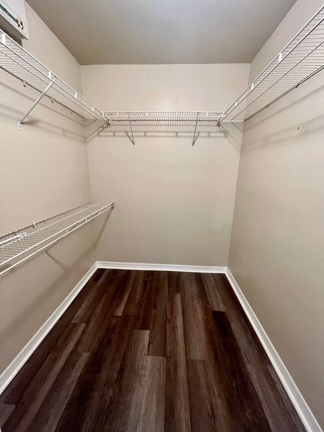 Building Photo - 3/2 unit becoming available June 1st for an annual lease