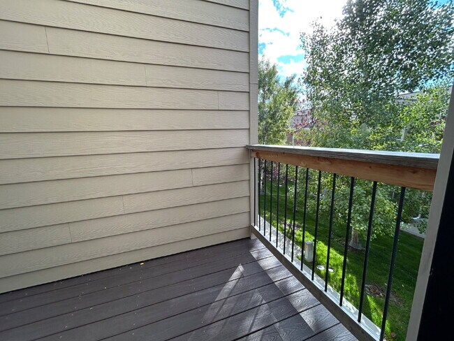 Building Photo - Upgraded 2 Bed, 1.5 Bath Townhouse with St...
