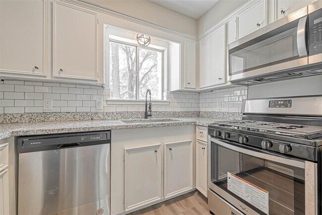 Building Photo - 12 Field Flower Ct