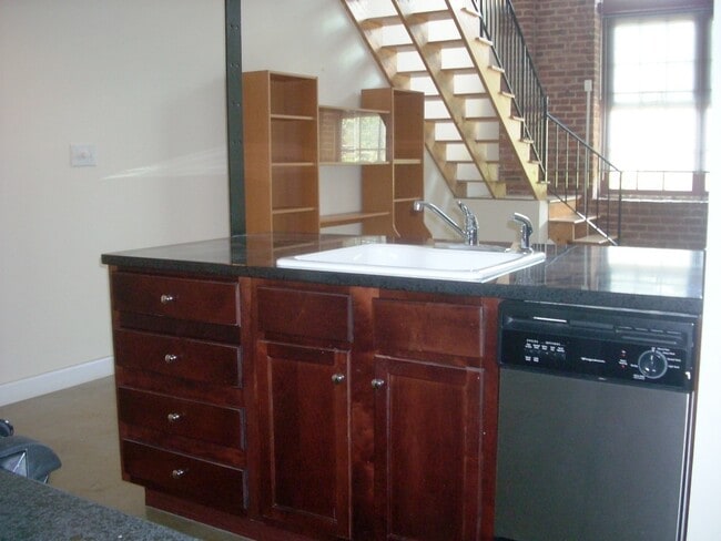 Building Photo - -- AVAILABLE AUGUST 8TH -- 2 BR / 2 BA Spe...
