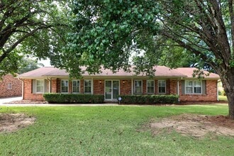 Building Photo - 620 Sandhurst Dr
