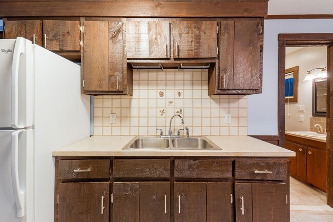 Building Photo - 381 Littlefield Rd