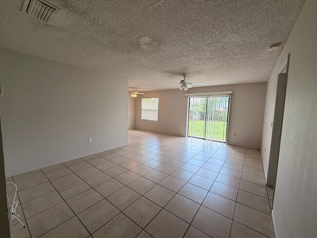Building Photo - 2/2 Bedroom house with 1 car garage and fenced yard.