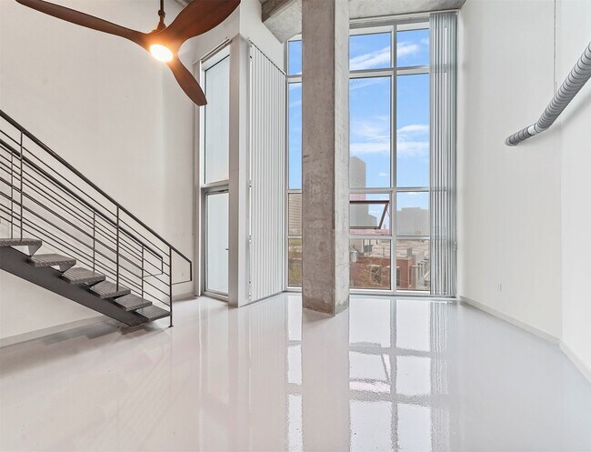 Building Photo - 2000 Bagby St