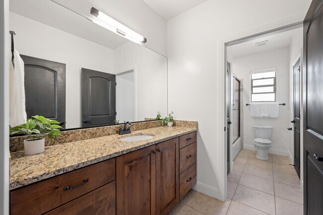 Building Photo - 6 Bed, 4 Bath with RV Parking and No HOA in Sycamore — Available Now!