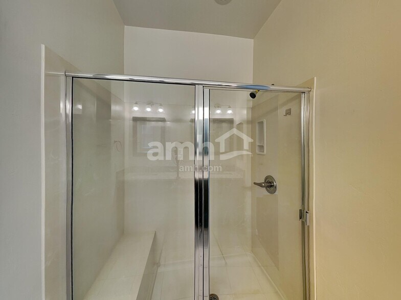 Building Photo - 10824 N Avenida Vallejo