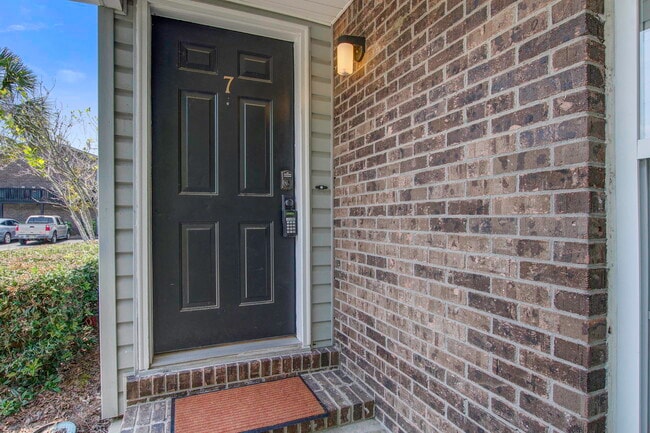 Building Photo - 2494 Etiwan Ave