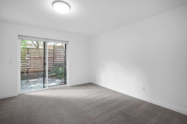 Building Photo - Modern Beacon Hill Townhouse Available for Rent!