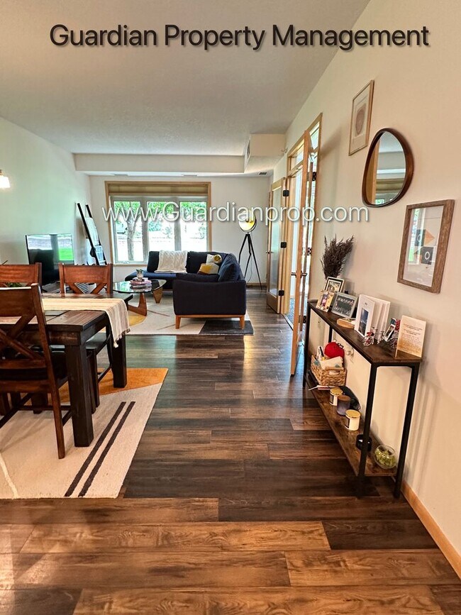 Building Photo - St Louis Park Condo, Ground Level Walk Out...