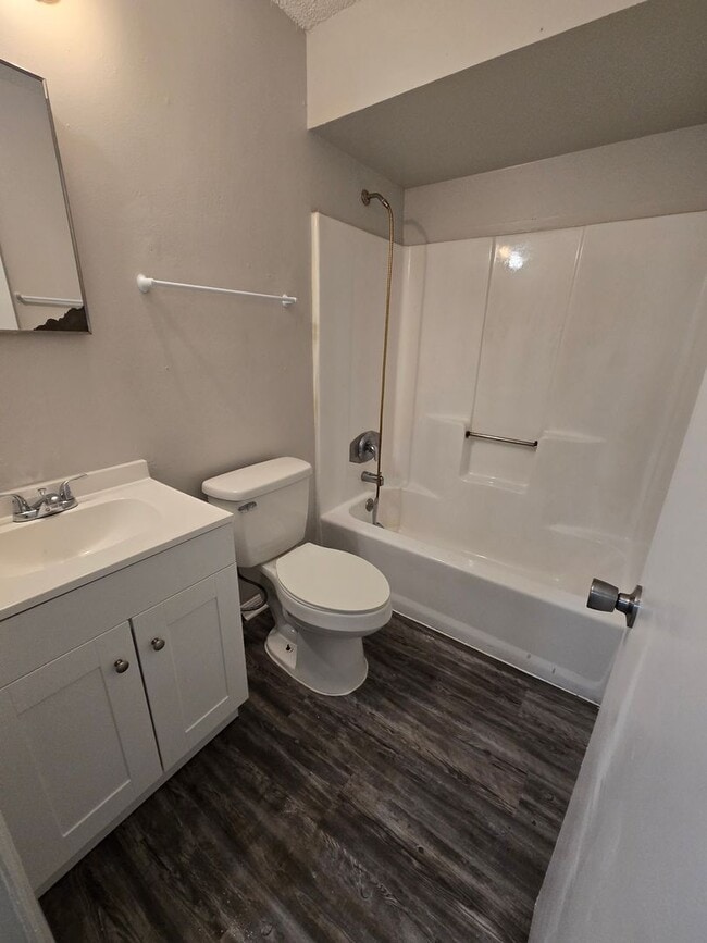Building Photo - READY TO MOVE IN 2 BD/1 BA DUPLEX