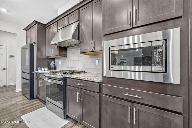 Building Photo - 319 Tulip Ct