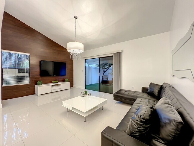 Building Photo - Ernst Court, Orlando, FL 32819 - 2 BR 2.5 BA townhouse