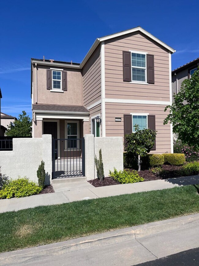 Primary Photo - BEAUTIFUL HOME IN WEST ROSEVILLE!!