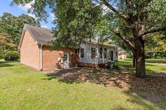 Building Photo - 506 River Rd