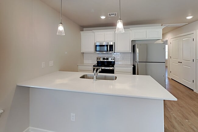 Building Photo - 2 Bedrooms 2 Bathroom 1 Car Garage Duplex Close to Broadway Extension, a short distance from Edmo...