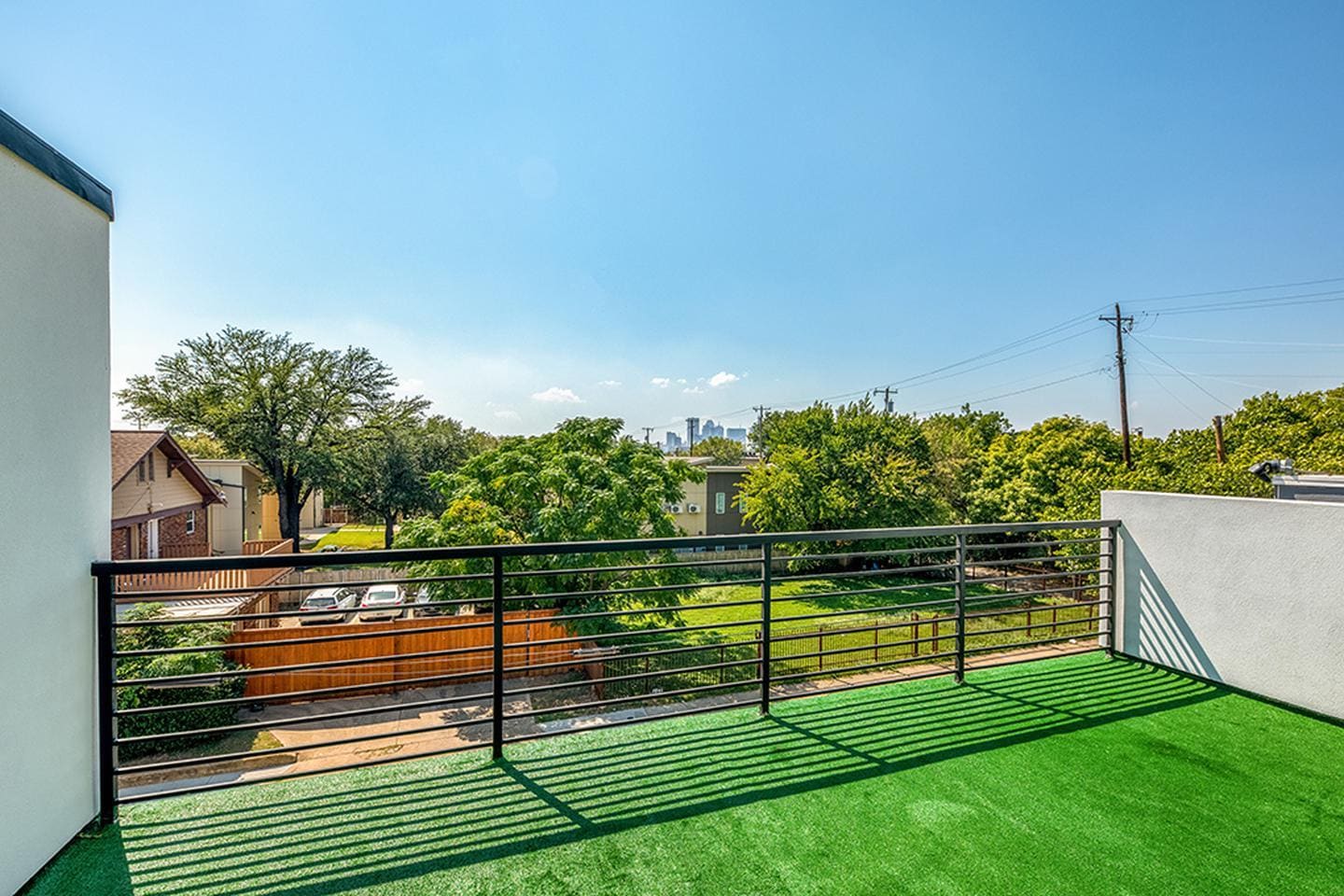 Building Photo - Modern Munger Place townhome with city sky...