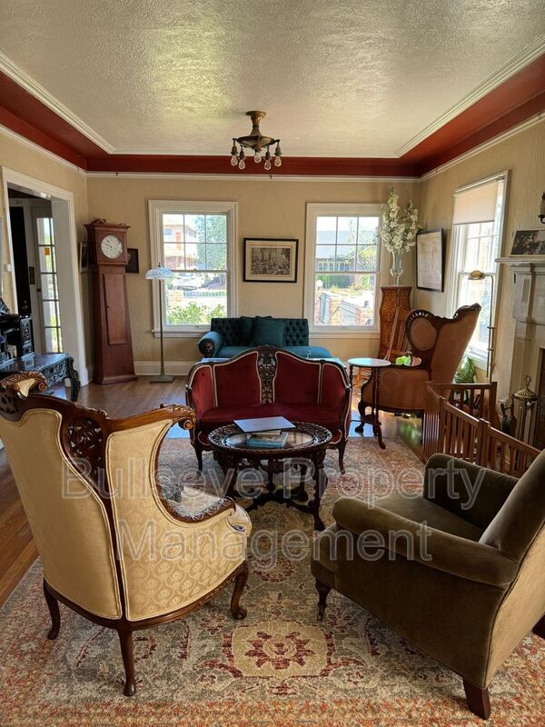 Building Photo - 525 W Lynwood St