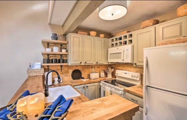 Building Photo - Charming 2BR Townhome in Lake Harmony