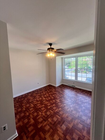 Building Photo - 516 Meadow Hall Dr