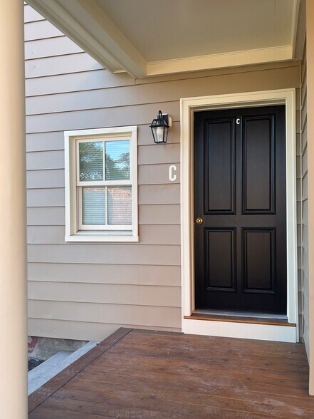 Main entrance - 528 Chapel St