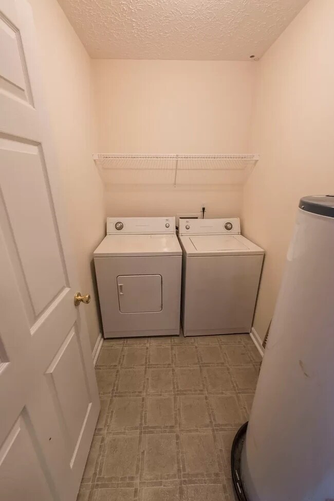 Building Photo - 1900 Lee Rd 61