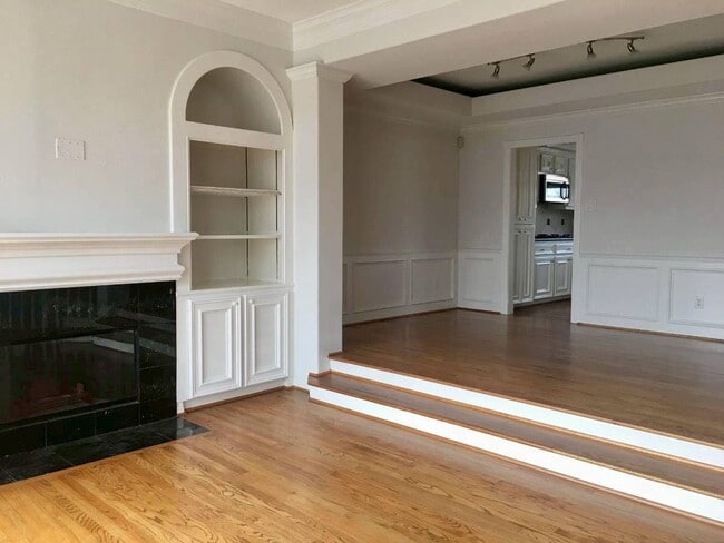 Building Photo - Discounted Deposit! Stylish 3-Bedroom Town...