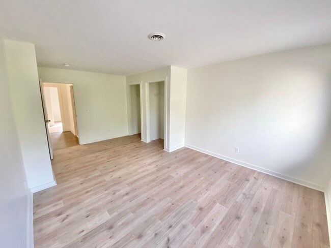Building Photo - 12 Malletts Bay Ave