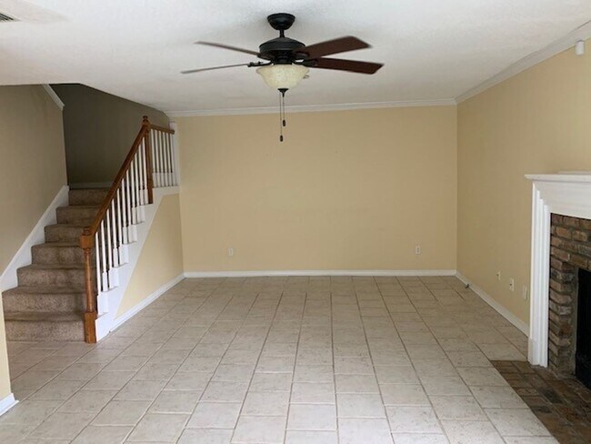 Building Photo - Lot of Updates 3/2.5 Close to USA