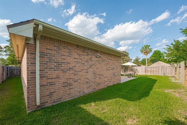 Building Photo - 2347 Golden Shores Ln