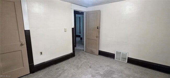 Building Photo - 382 W Cedar St