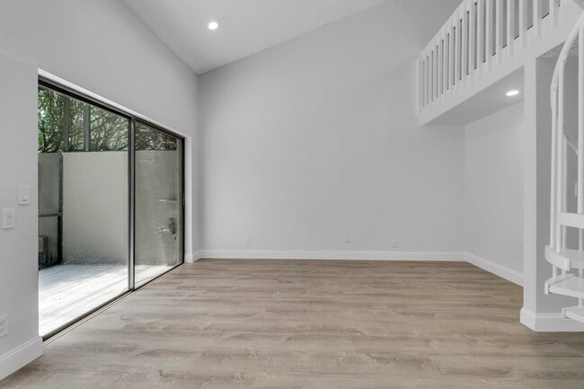Building Photo - 6680 Thornhill Ct