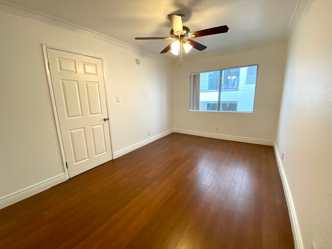 Building Photo - 4069 Oakwood Ave