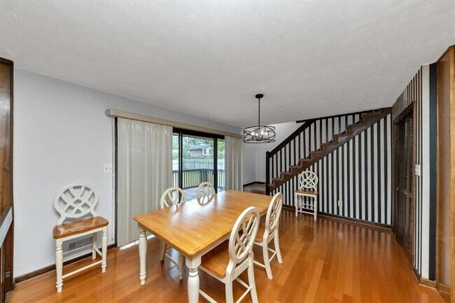 Building Photo - 3215 Redona Dr