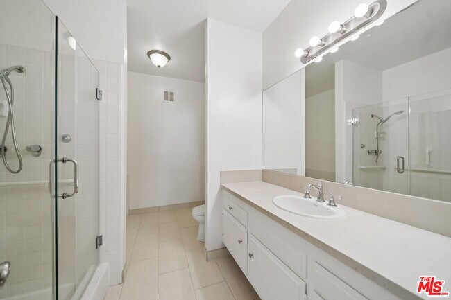 Building Photo - 333 S Elm Dr