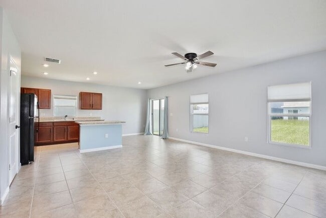 Building Photo - Effortless Living in a Modern 3-Bed Home w...