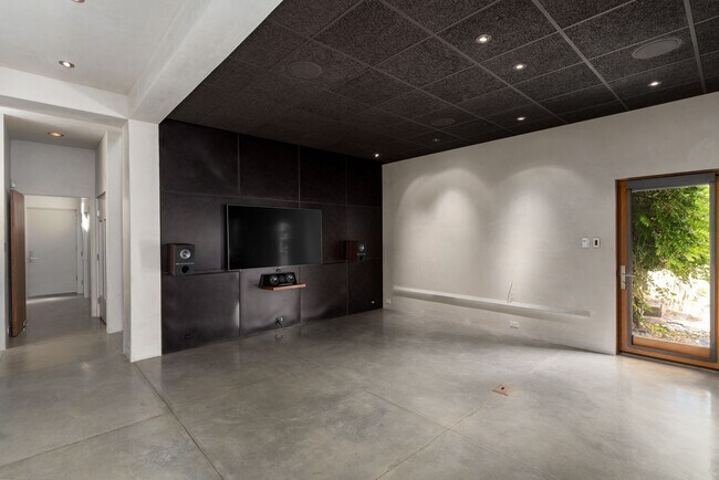 Building Photo - 875 Camino Francisca