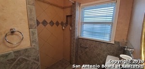 Building Photo - 202 Serna Park