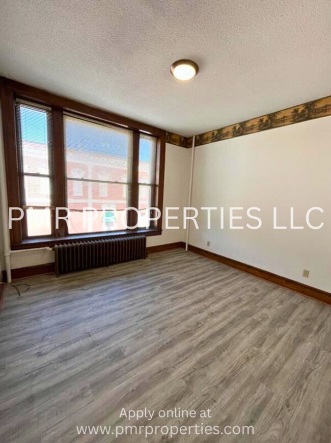 Building Photo - Red Oak Apartments