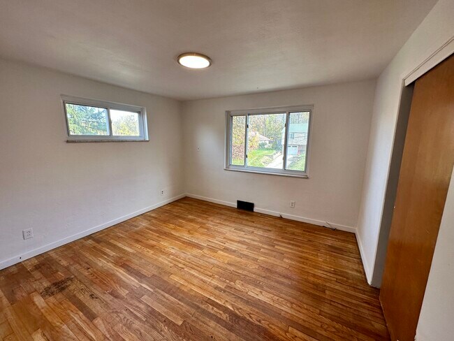 1st floor bedroom 2 - 517 Foltz Dr