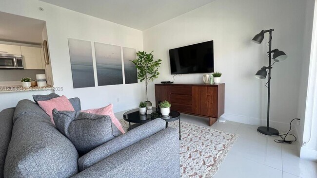 Building Photo - 1300 Brickell Bay Dr