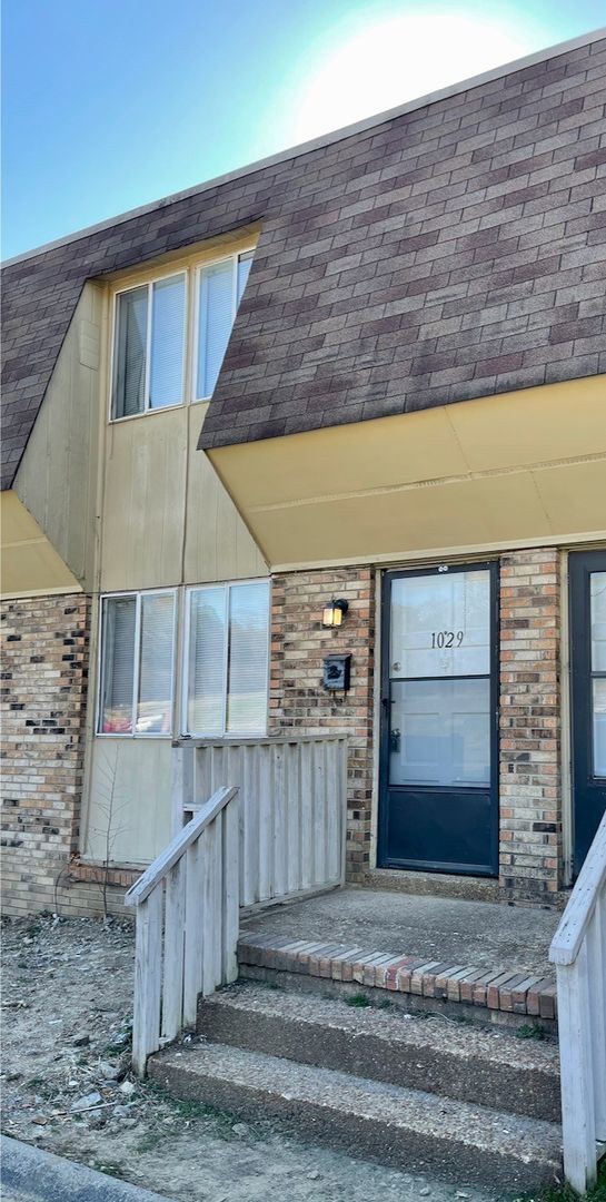 Building Photo - Cute and Convenient  South Nashville Townhouse near BNA and Woodbine - Renovated