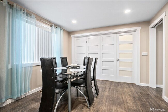 Building Photo - Beautiful 2 bed 2 bath house