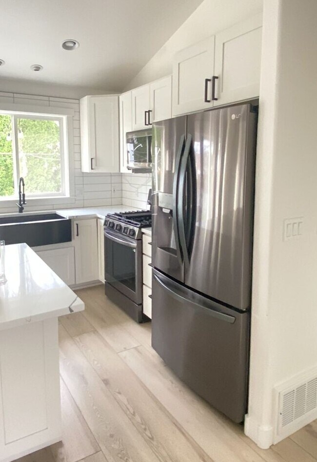 Building Photo - Spacious home in a Prime Location-6-month ...