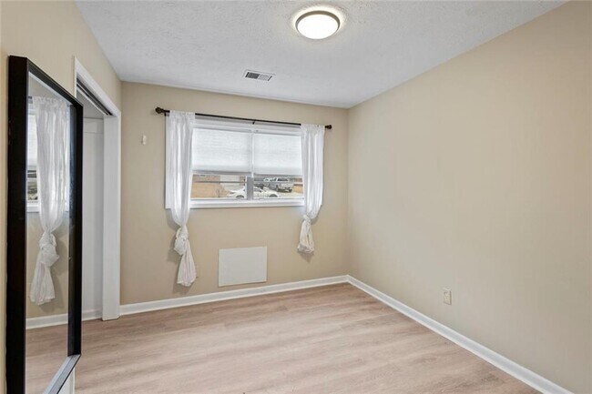 Building Photo - 1201 Shoreham Dr