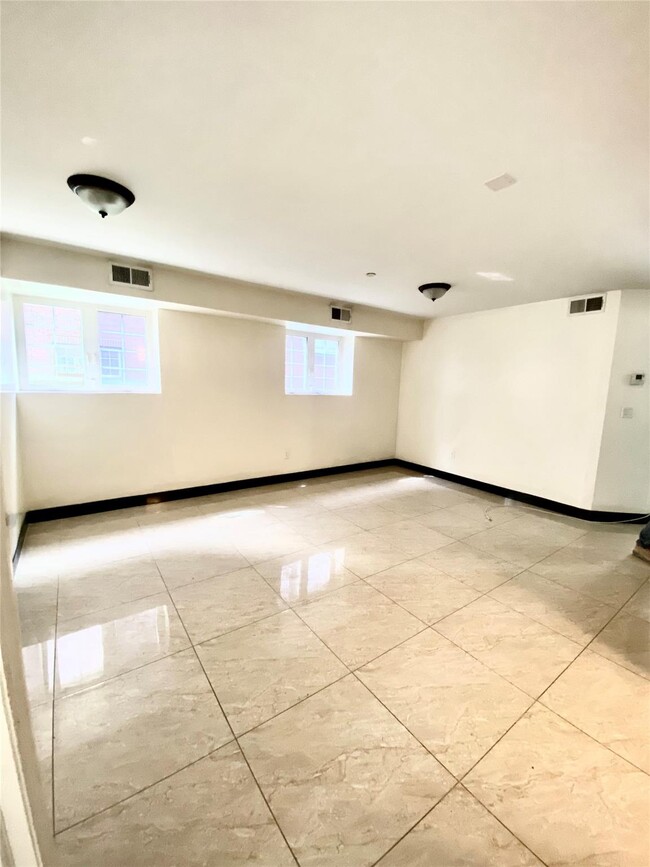 Building Photo - 329 Soundview Ln