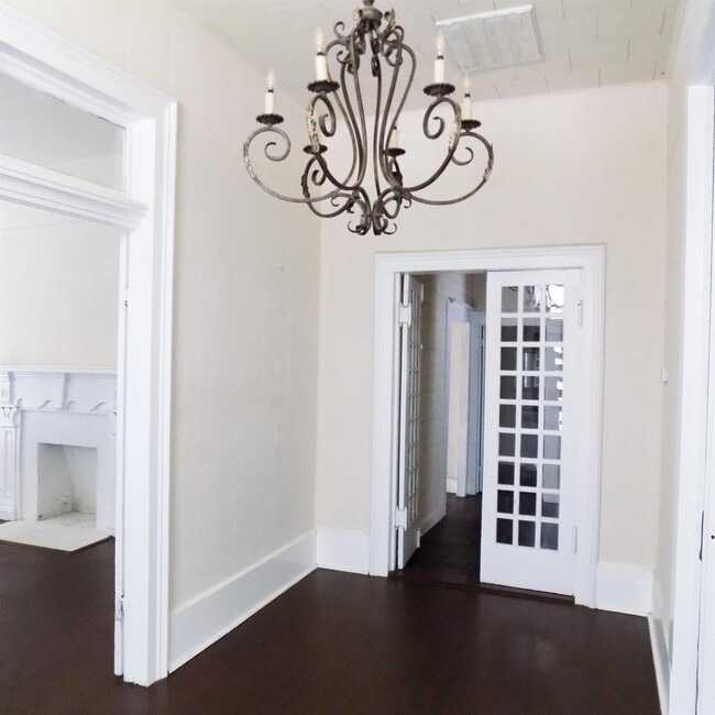 Building Photo - 404 S Lasalle St