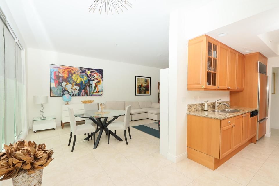 Building Photo - 411 N New River Dr E