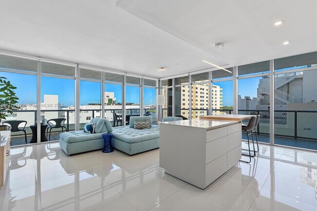 Primary Photo - 3737 Collins Ave